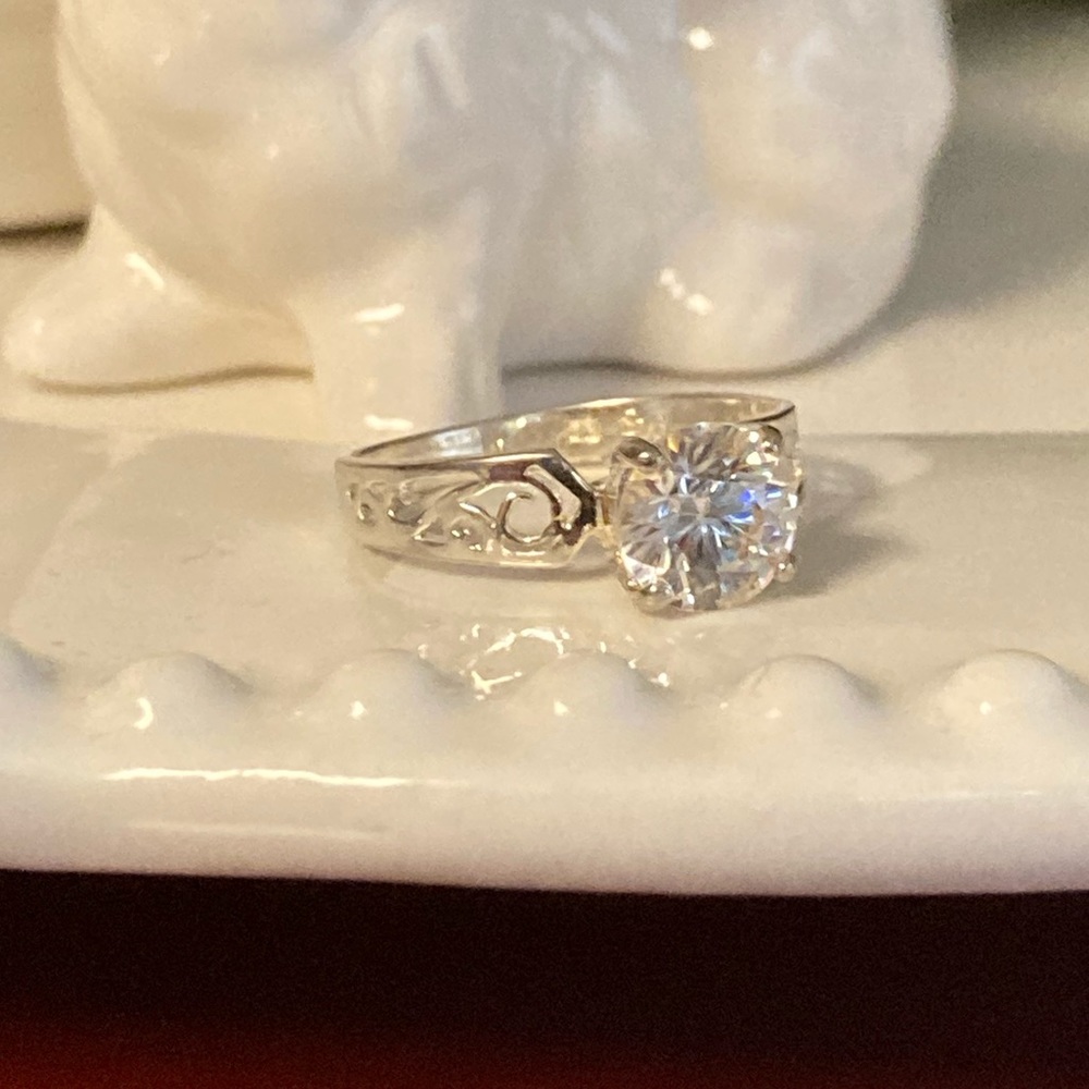 Round solitaire ring